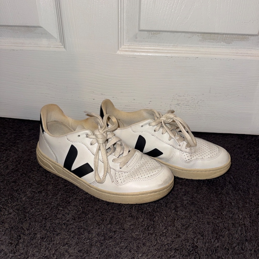 Veja Leather Sneakers - Women's size 8 - Picture 4 of 6